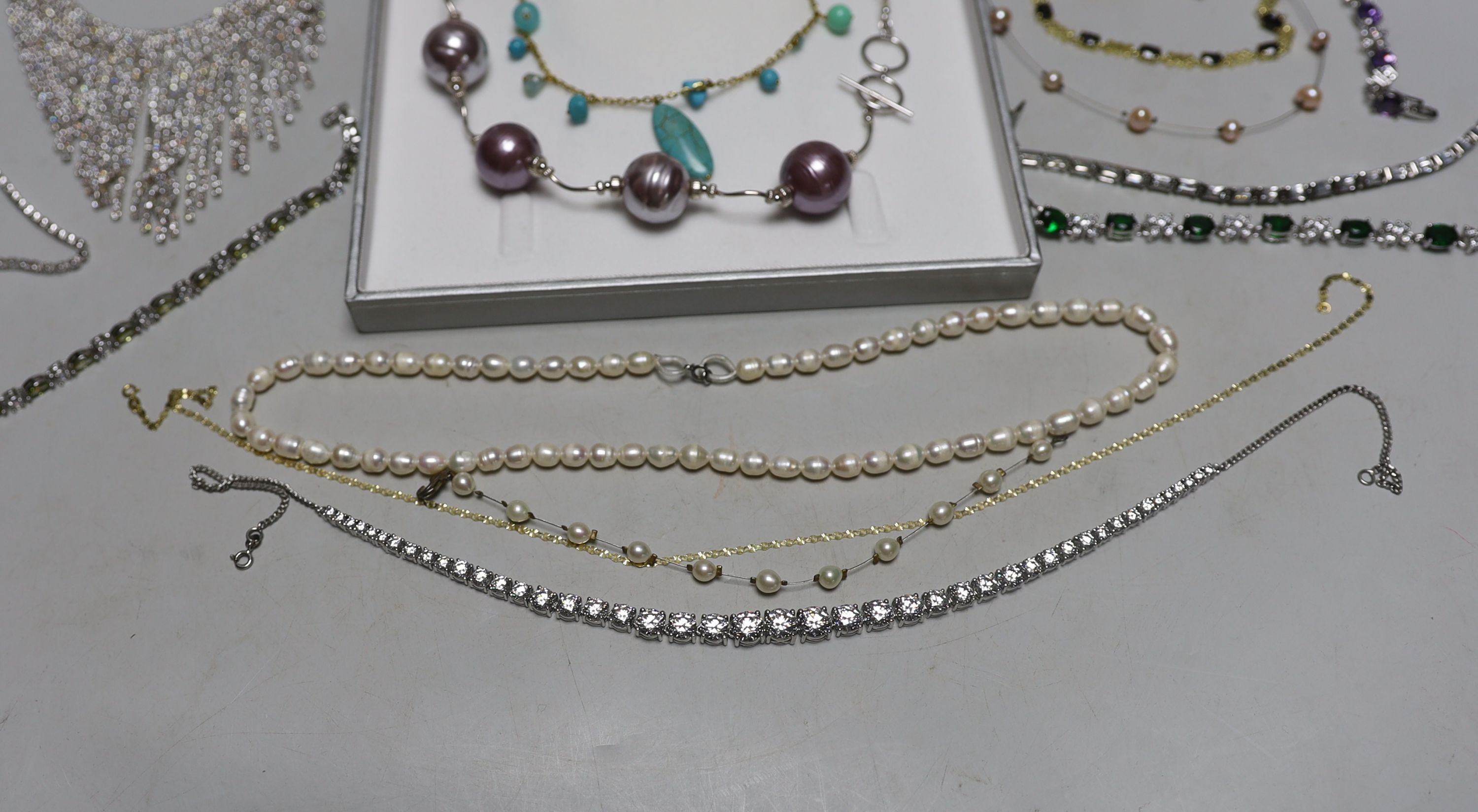 Sundry costume jewellery.